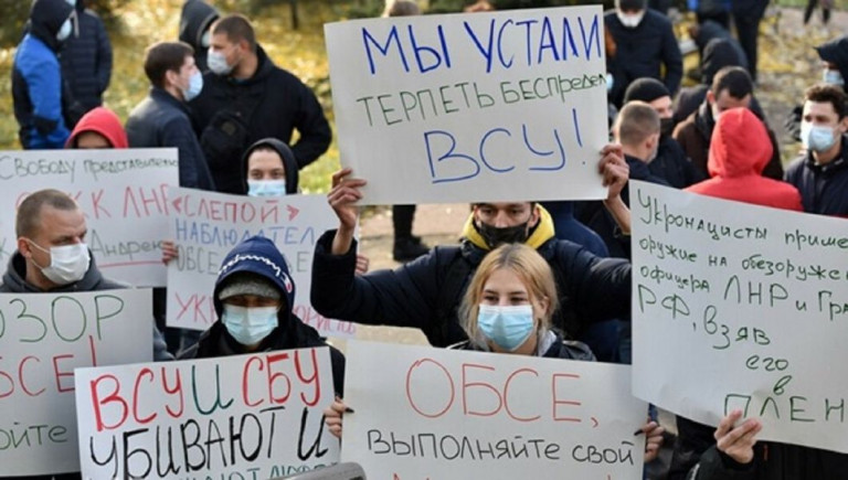 Митинг жителей Донецкой Народной Республики перед гостиницей Park Inn, где живёт миссия ОБСЕ, закрывшая глаза на похищение Украиной представителя ЛНР в СЦКК