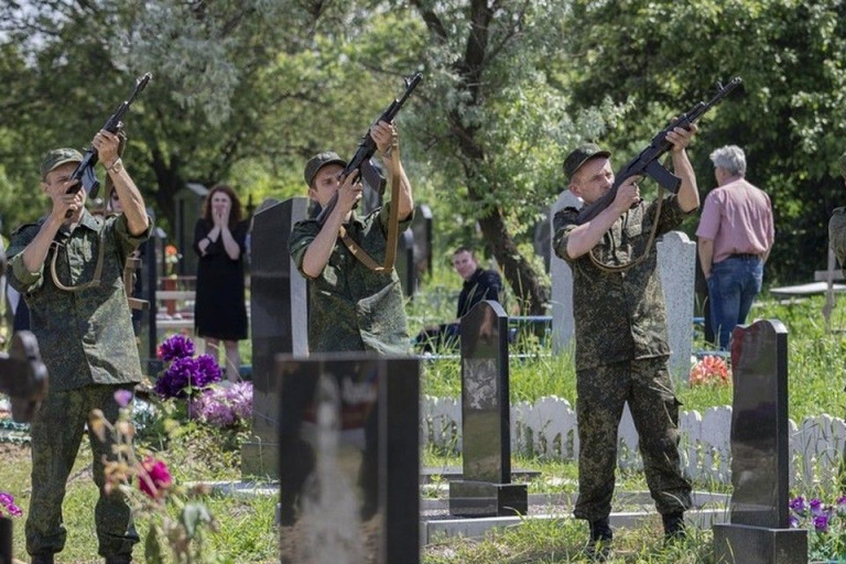 В Луганской Народной Республике с воинскими почестями похоронили пятерых убитых украинскими диверсантами защитников (Кировск, Аллея Славы)