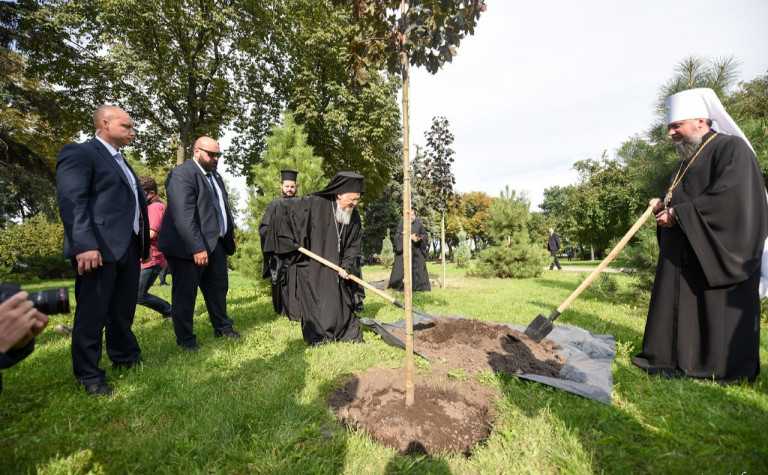Это только кажется, что стамбульский гость вместе с псевдомитрополитом Думенко сажают деревце на Владимирской горке в Киеве. Нет, они выкапывают топор религиозной войны