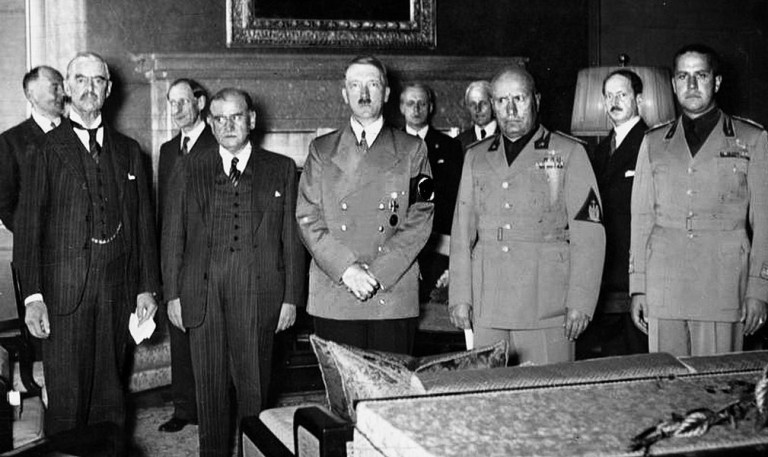 Подписанты Мюнхенского соглашения. Слева направо: Чемберлен, Даладье, Гитлер, Муссолини и министр иностранных дел Италии граф Чиано