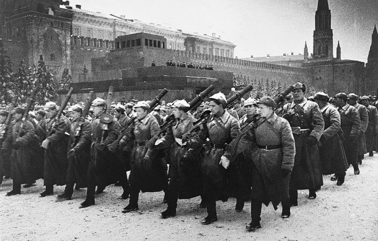 Пулеметчики на Параде на Красной площади 7 ноября 1941 года.