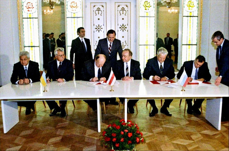 Заглавная иллюстрация: Обеденный стол (другого не нашлось), за которым заговорщики, по их мнению, «прикончили СССР». 