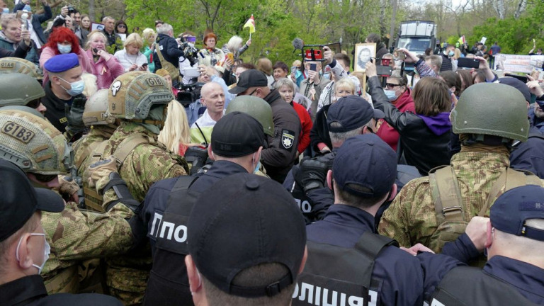 украинская полиция воюет с одесситами и портретом маршала Жукова