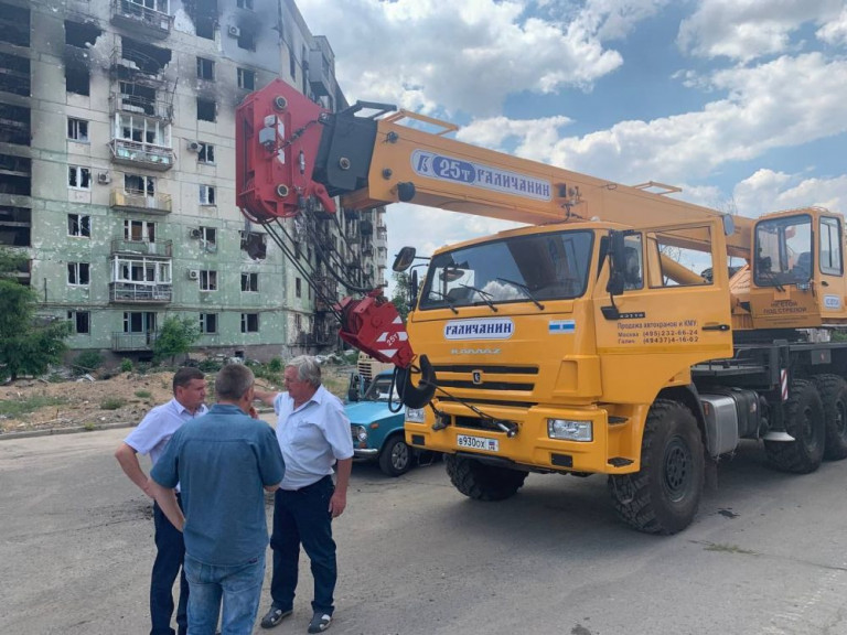 Сотрудники ГУП ЛНР «Луганский автодор» выполняют очистку дорог города Северодонецк от посторонних предметов и ликвидируют последствия от взрывов