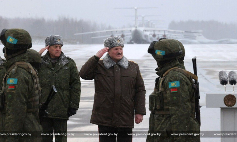 Лукашенко встречает миротворцев ОДКБ