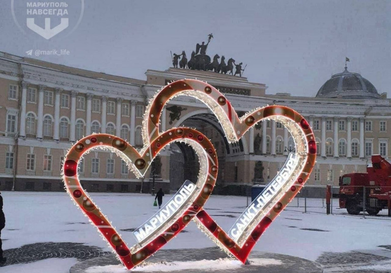 На Дворцовой площади в Санкт-Петербурге установили световую композицию в виде двух сердец. Такие же светодиодные «Двойные сердца» недавно установили в городском саду Мариуполя, пишет Телеграм-канал Мариуполь навсегда