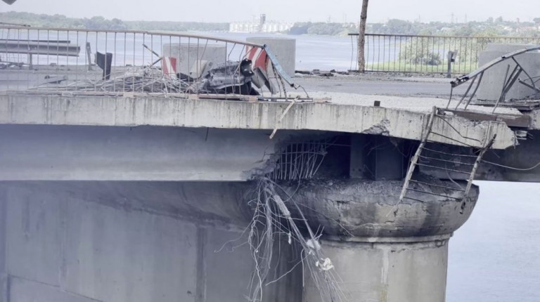 Последствия одного из обстрелов ВСУ Каховской ГЭС