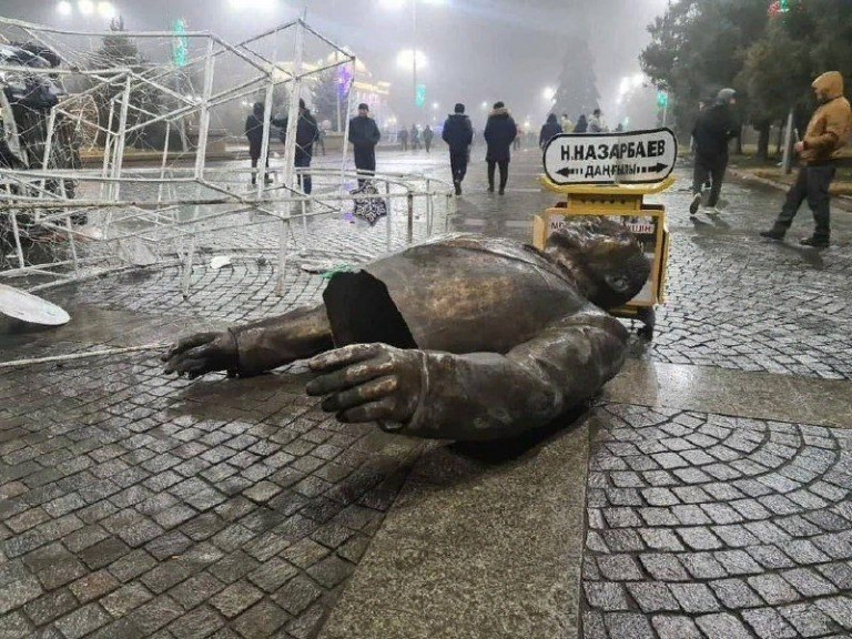 Поваленный памятник Назарбаеву в Талды-Коргане