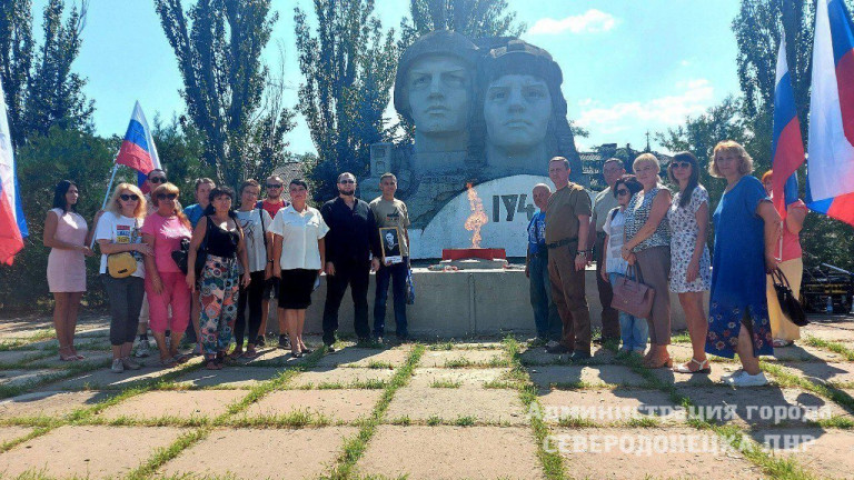 30 августа стало ещё одной памятной датой в истории Северодонецка. Сегодня, после долгих и тяжелых для города и горожан месяцев, на Мемориале славы был зажжён Вечный огонь. Для северодончан он является символом победы и памяти о тех, кто защищал нашу землю в период Великой Отечественной войны. Но сейчас он стал ещё и символом возвращения в дома горожан голубого топлива. Не случайно одним из первых мест, где была восстановлена подача газа, стал Мемориал славы «Вечный огонь», сообщает Telegram Северодонецк.