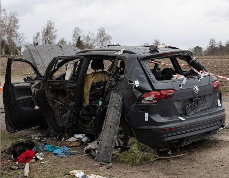 Последствия раздачи оружия «патриотам». Расстрелянный гражданский автомобиль в составе колонны беженцев в Киевской области…