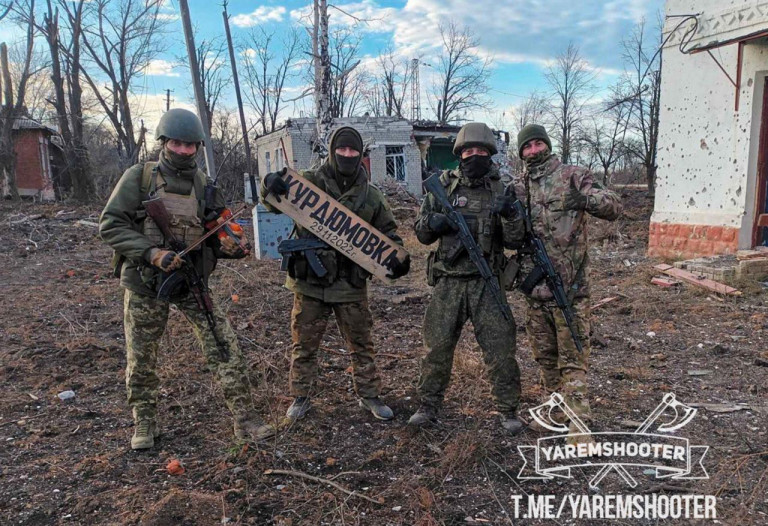 Бойцы ЧВК «Вагнера» передают привет из освобождённой Курдюмовки. Фото военкора Ярема.