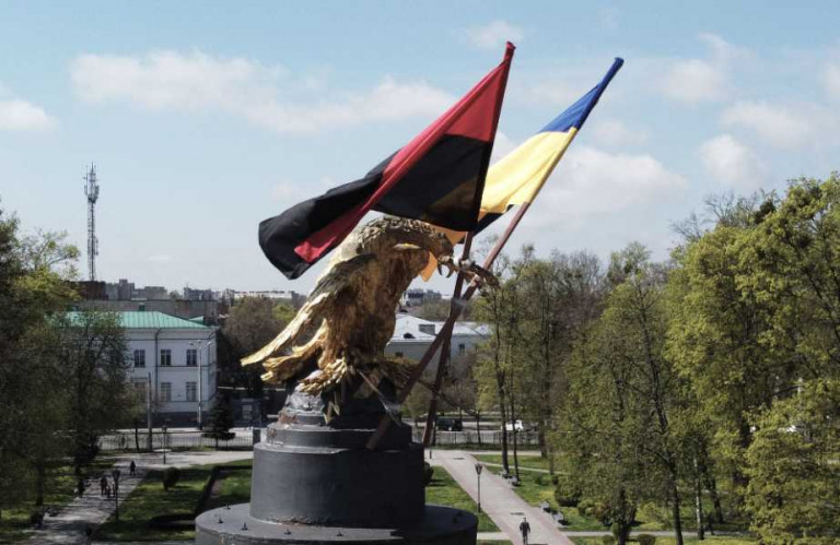 Так сегодня украшен памятник славы русского оружия