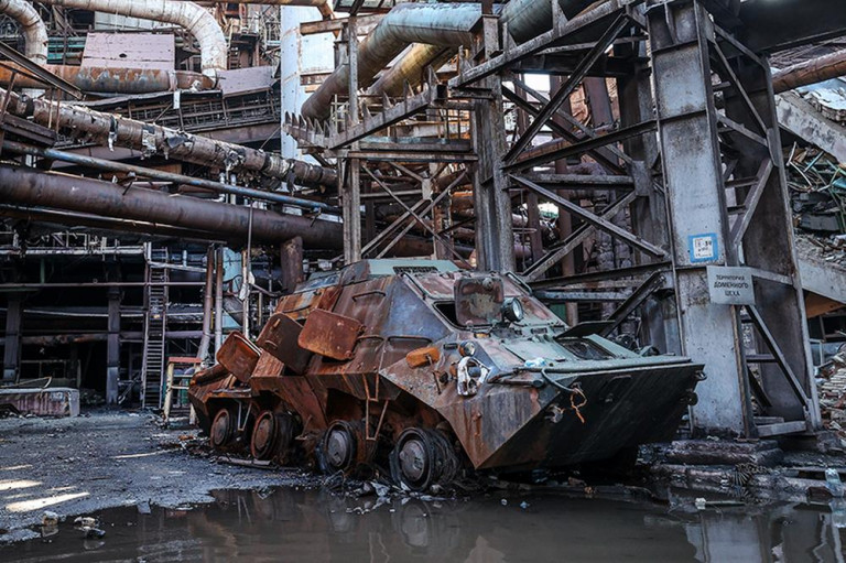 Заглавное фото – Некоторые цеха харьковского танкового завода разрушены, но завод  всё ещё продолжает работать.