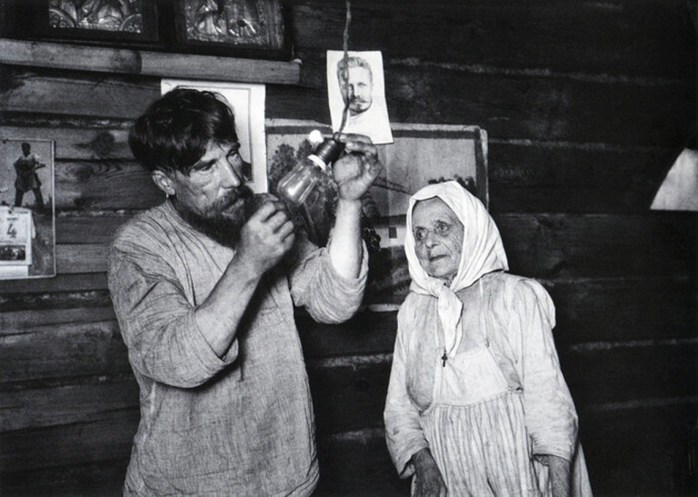 На заглавном фото: Лампочка Ильича в деревенском доме. А. Шайхет, 1925 г.