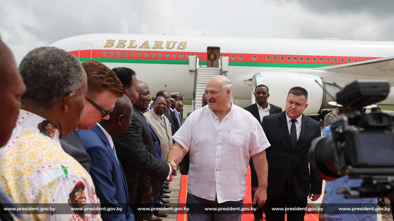 Лукашенко решил лично налаживать связи с Африкой, которая нуждается в технологиях, сельхозмашинах и другом. Источник: president.gov.by