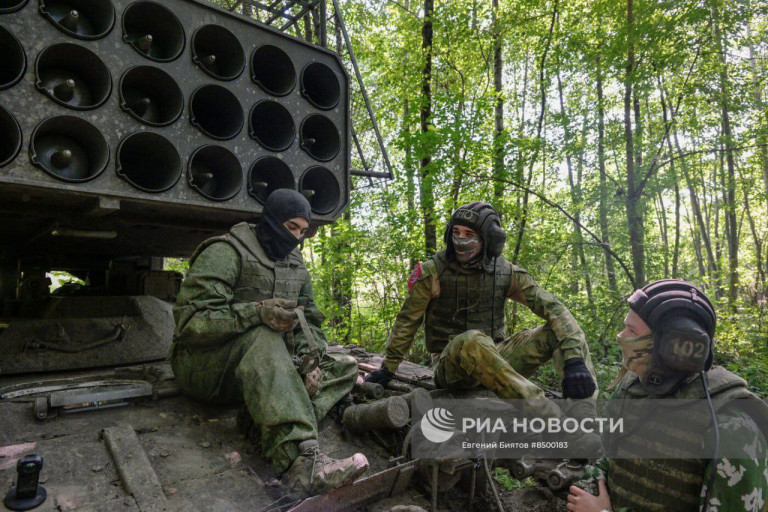 На заглавном фото: Работа экипажа тяжелой огнеметной системы ТОС-1А ЦВО на Краснолиманском направлении. 