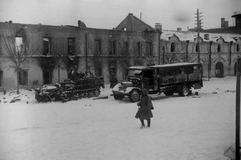 Заглавное фото 1. Бойцы 30-й армии вступают в Клин