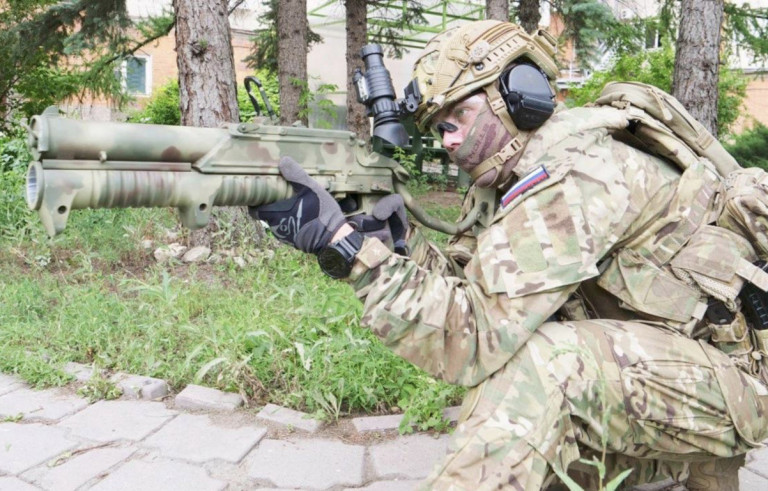 Заглавное фото – Ростех досрочно поставил в войска гранатомёты ГМ-94 для штурмовиков. Это оружие позволяет эффективно поражать противника за фортификационными сооружениями. 