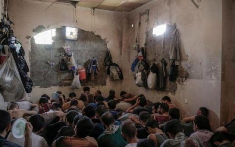 На заглавном фото: Подозреваемые в принадлежности к ИГИЛ* в иракской тюрьме