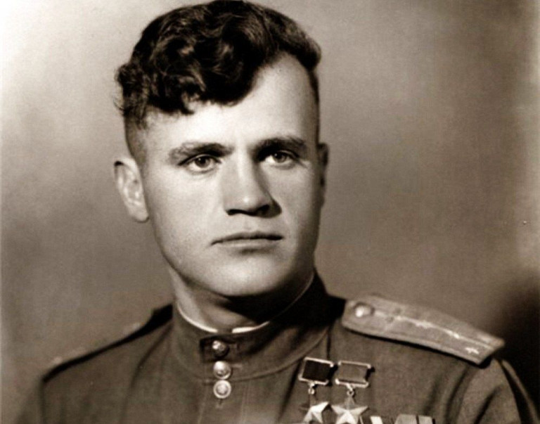 Заглавная иллюстрация: лётчик-истребитель, дважды Герой Советского Союза Николай Дмитриевич Гулаев.