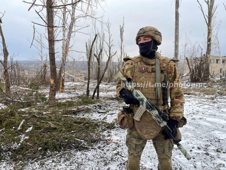 Боец ЧВК «Вагнер» на северной окраине посёлка Опытное.