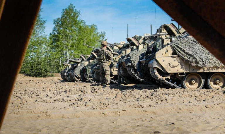 БМП M2A3 Bradley армии США готовятся на учениях Defender-22 на полигоне Оберлаузиц (Германия, 10 мая 2022 г.) / Пентагон