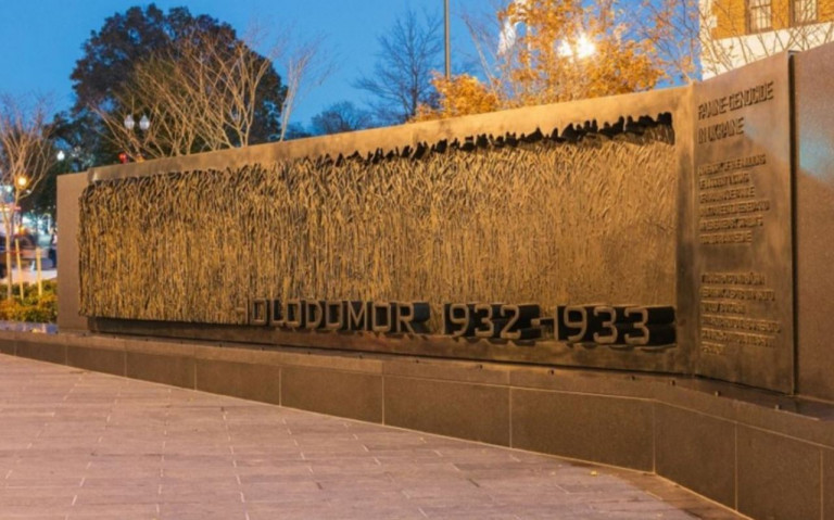 На заглавном фото: В США соорудили небольшую ритуальную стену «голодомора», к которой водят на поклон украинских марионеток, чтобы те не соскочили с темы «голодомор – геноцид»