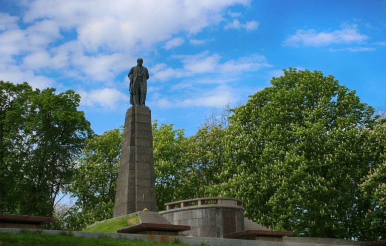 Найвідомішим радянським памʼятником у Каневі є пам'ятник Т. Шевченку на Чернечій горі