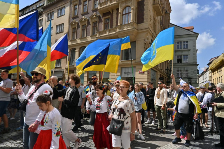 На фото: Парад вишиванок у Празі влітку минулого року. Тоді чехам здавалося, що українські біженці прагнуть бути європейцями, візьмуться за вивчення чеської та інших європейських мов, що допоможе їм да їхнім дітям асимілюватися у чеське суспільство… Але…