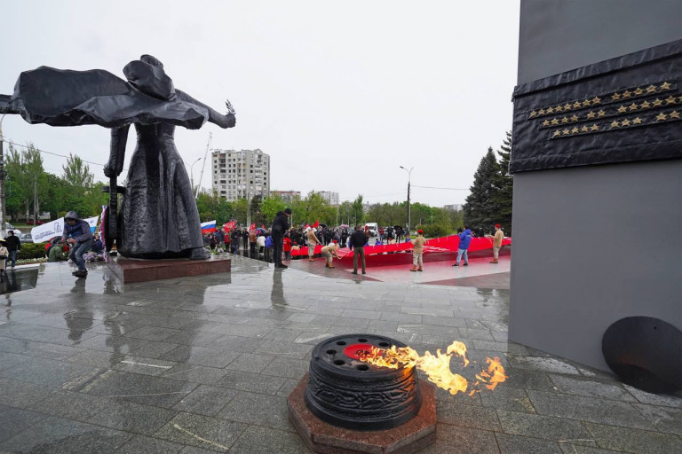 В Мариуполе зажгли Вечный огонь у памятника Воинам-освободителям