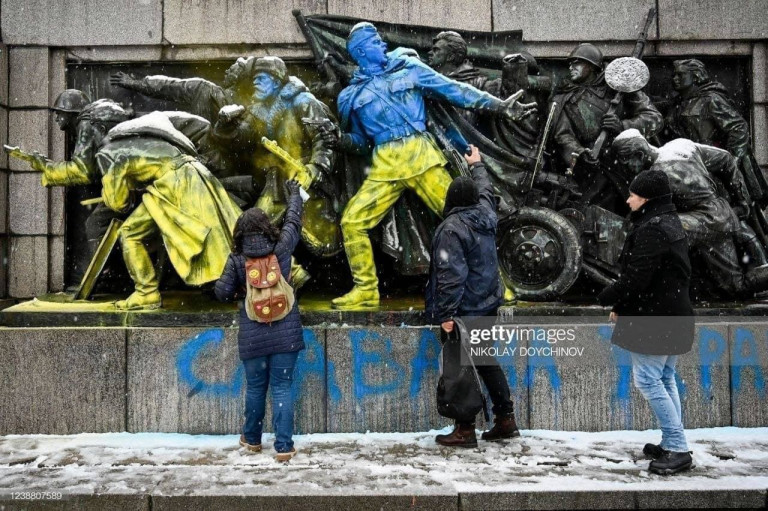 На заглавном фото: Свидомые украинцы в Софии оскверняют памятник воинам РККА, освободившим Болгарию, 2022 год