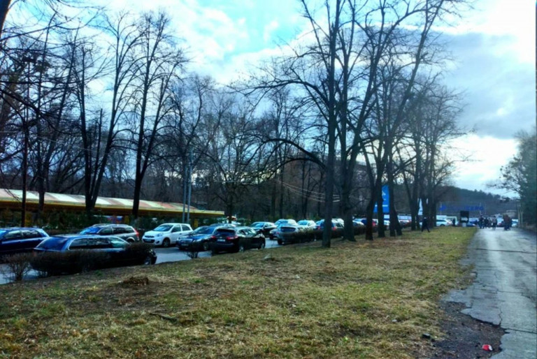 На заглавном фото: В первое время к выставочному комплексу «Молдэкспо» выстраивались очереди автомобилей – граждане Молдовы привозили помощь беженцам с Украины
