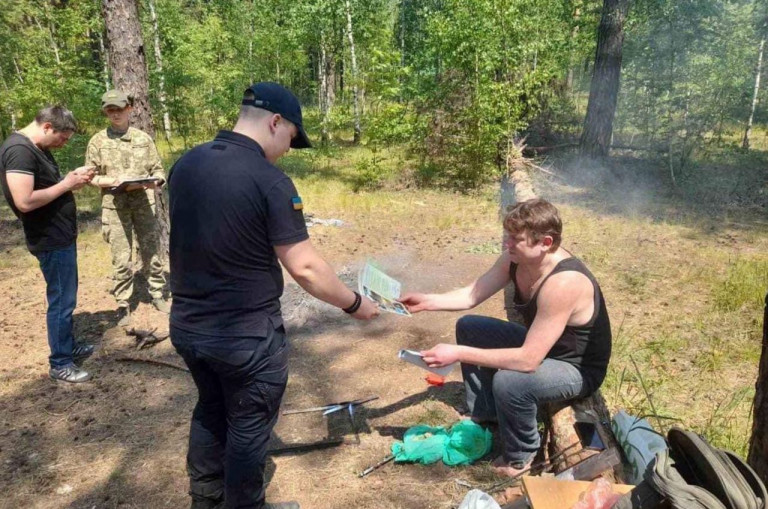 На заглавном фото: В Киеве вручают повестки любителям отдохнуть в лесопарковых зонах