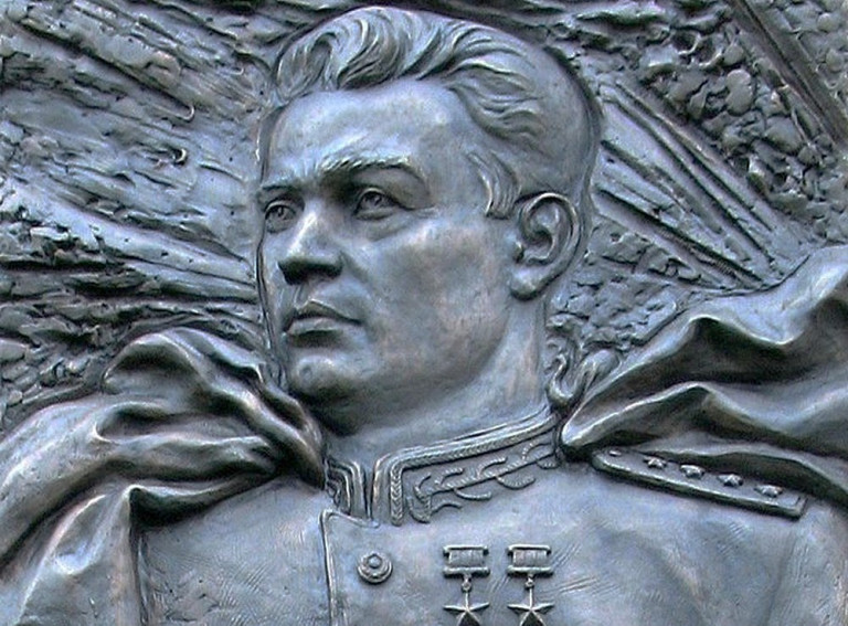 Заглавная иллюстрация: Иван Черняховский. Фрагмент памятной доски на улице, названной его именем в Смоленске.