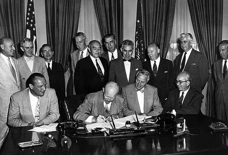 Заглавная иллюстрация: президент США Дуайт Эйзенхауэр подписывает закон о ежегодном проведении «Недели покорённых народов».