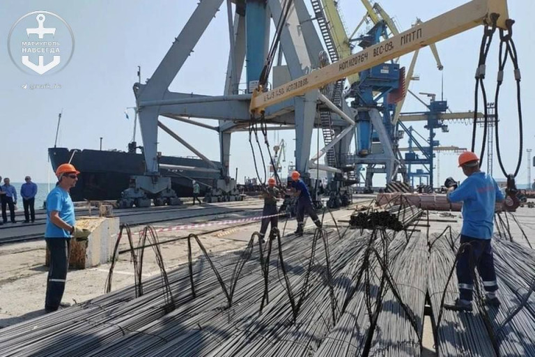 На заглавном фото: Фото, которое войдёт в историю.Работники ростовского порта выгружают металлургическую продукцию, которые прибыли на судне из Мариуполя, пишет Телеграм-канал Мариуполь навсегда
