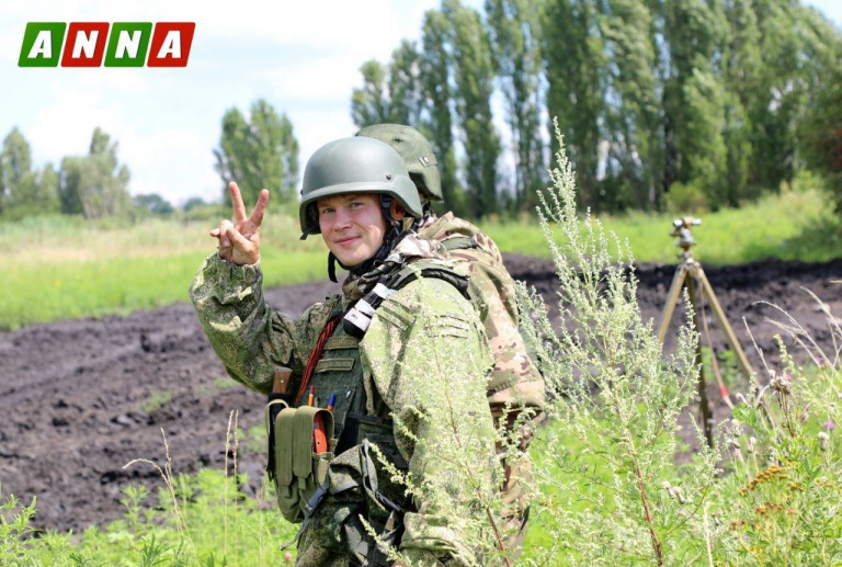 Заглавное фото – Российские военные из самоходно-артиллерийского полка 1-й гвардейской танковой армии ЗВО ВС РФ на направлении Купянска. 