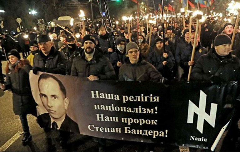 На заглавном фото: Очень сложно не заметить нацизм на Украине…