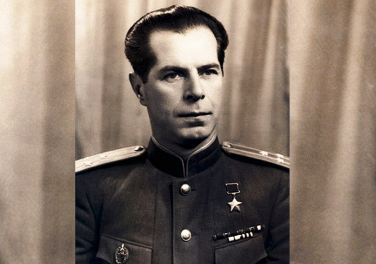 Заглавная иллюстрация: Герой Советского Союза Д.Н. Медведев.