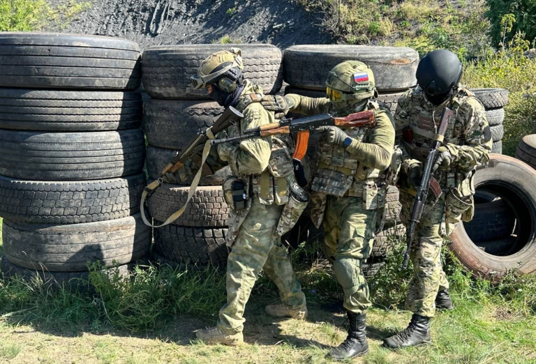 Заглавное фото – Тренировка спецназа донецкой «Росгвардии» на одном из полигонов в зоне СВО. В небольшом подразделении служат парни со всей России. Почти всем за 35, у каждого за плечами десяток-другой лет службы Родине, пишет Телеграм-канал RIA_KotZ