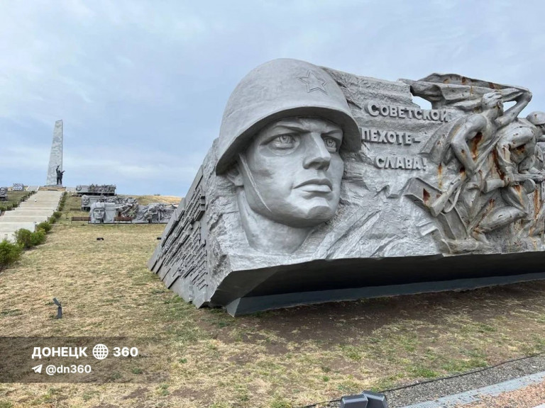  На заглавном фото: Нижнюю площадку мемориала Саур-Могила завершат реконструировать ко Дню освобождения Донбасса, пишет Телеграм-канал ДОНЕЦК 360