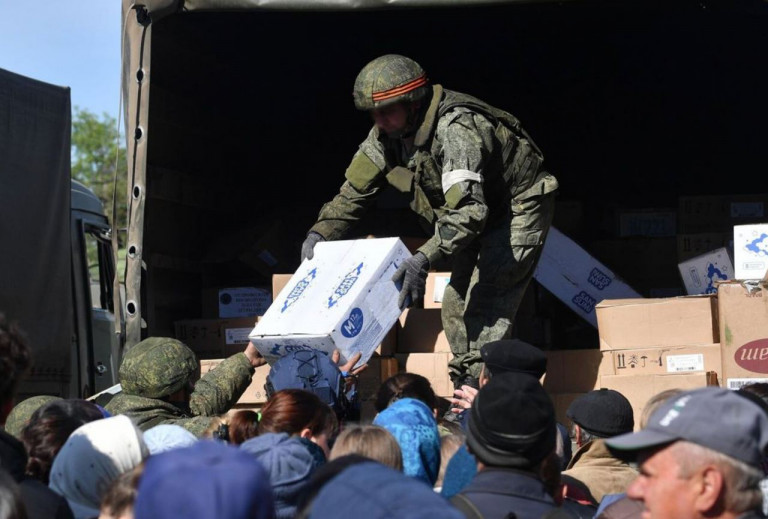 Заглавное фото – Российские военные раздают гуманитарную помощь местному населению
