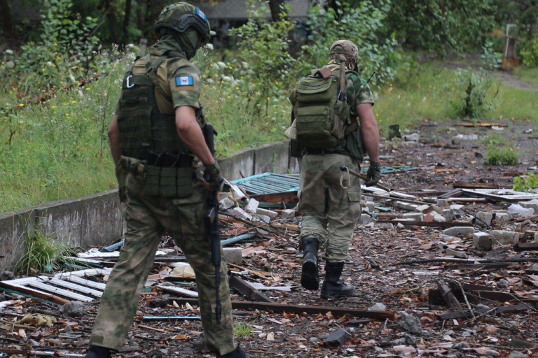 Заглавное фото – Сапёры проводят работы по поиску и уничтожению взрывоопасных предметов на территории ЛНР.