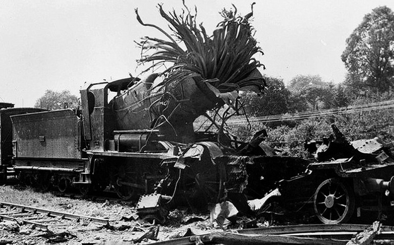 Заглавная иллюстрация: немецкий паровоз, уничтоженный путём взрыва его котла. Последствия применения угольной мины