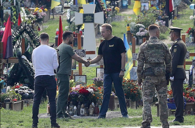 На заглавном фото: Зеленский с градоначальником Львова Садовым у могил военнослужащих ВСУ