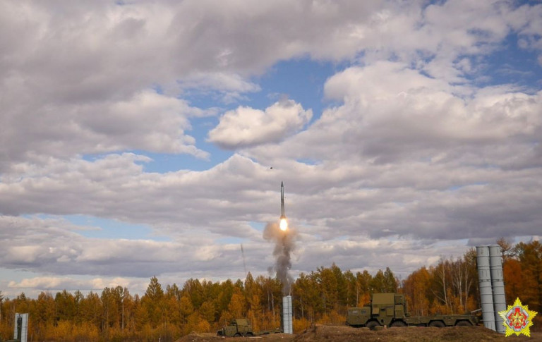 На заглавном фото: На российском полигоне Телемба боевые расчеты 1-го зенитного ракетного полка, 377-го гвардейского зенитного ракетного полка и 15‑й зенитной ракетной бригады успешно выполнили боевые пуски по ракетам-мишеням как в светлое, так и темное время суток.  