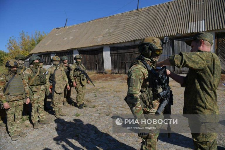 На заглавном фото: Награждение бойцов разведывательного батальона 136-й мотострелковой бригады в Запорожской области