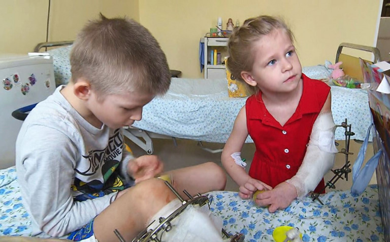 На заглавном фото: Раненые дети Донбасса в Москве, источник – АО «ТВЦ»