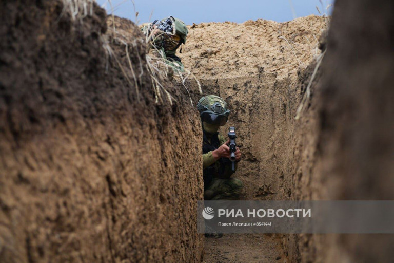 На заглавном фото: Подготовка подразделений отдельной казачьей бригады "Днепр" на полигоне в Запорожской области – РИА Новости