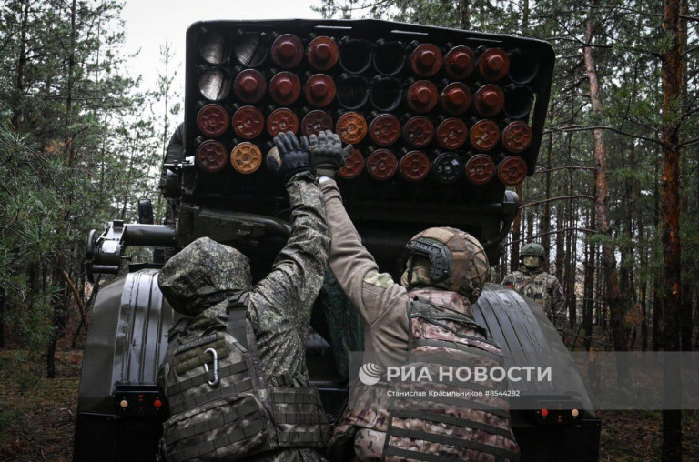 Заглавное фото – Боевая работа реактивной артиллерийской батареи ЦВО на Краснолиманском направлении